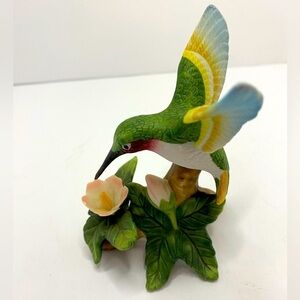 Vintage hummingbird porcelain Collectable figurine flowers leaves bird  #03